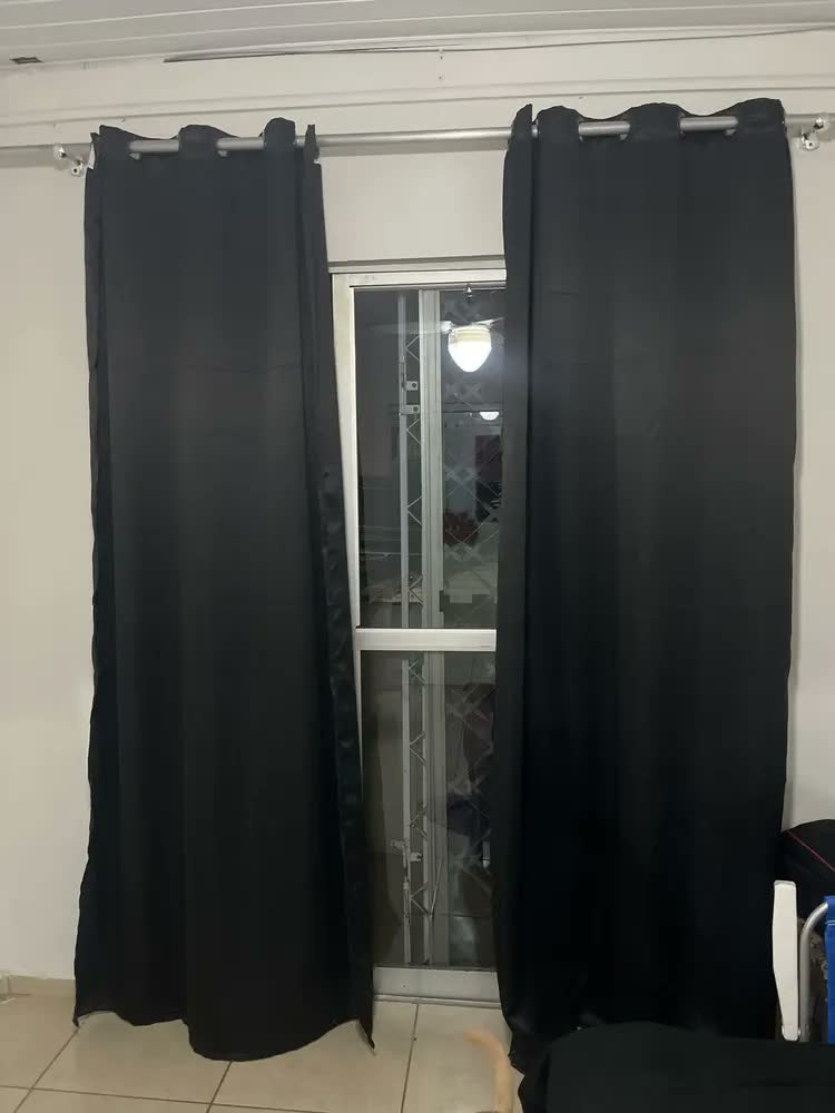 foto de Cortina Tecido Blackout Corta Luz 2m Largura X 1,50 Metros Altura Sala Quarto Janela Blindex Cor Palha