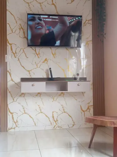 foto de Rack Suspenso Home Para Tv Bancada Flutuante 2 Portas Sala Quarto Preto Freijó