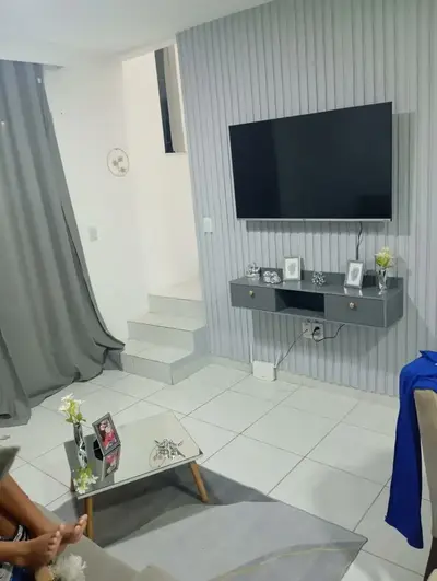 foto de Rack Suspenso Home Para Tv Bancada Flutuante 2 Portas Sala Quarto Preto Freijó