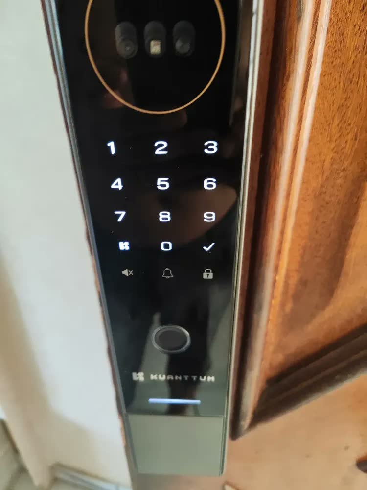 foto de Fechadura Digital Kuanttum Omega com Reconhecimento Facial e Wi-Fi para Portas de Madeira