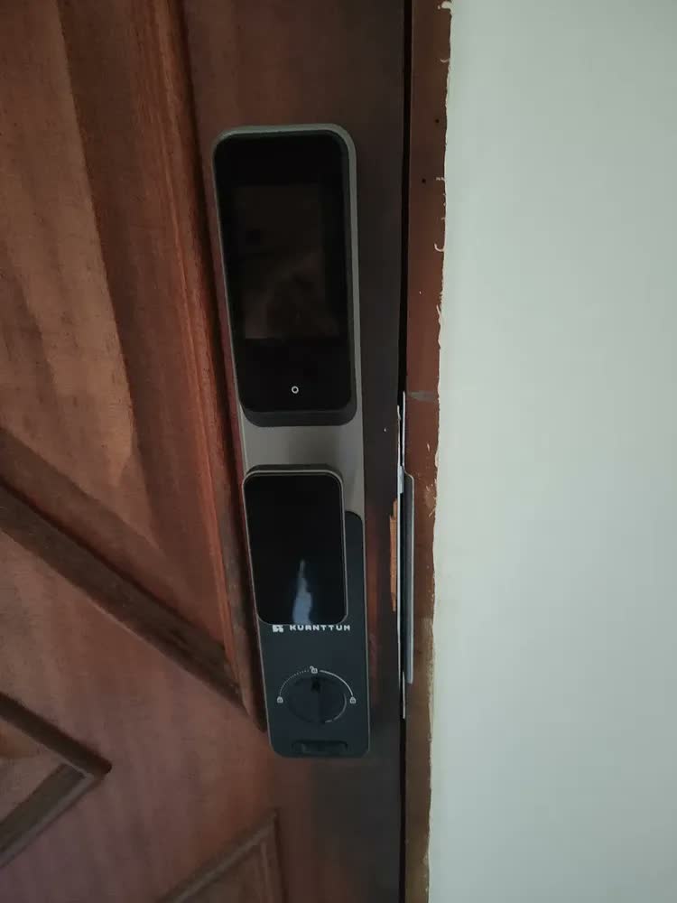 foto de Fechadura Digital Kuanttum Omega com Reconhecimento Facial e Wi-Fi para Portas de Madeira