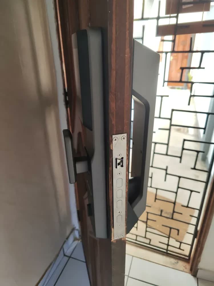 foto de Fechadura Digital Kuanttum Omega com Reconhecimento Facial e Wi-Fi para Portas de Madeira