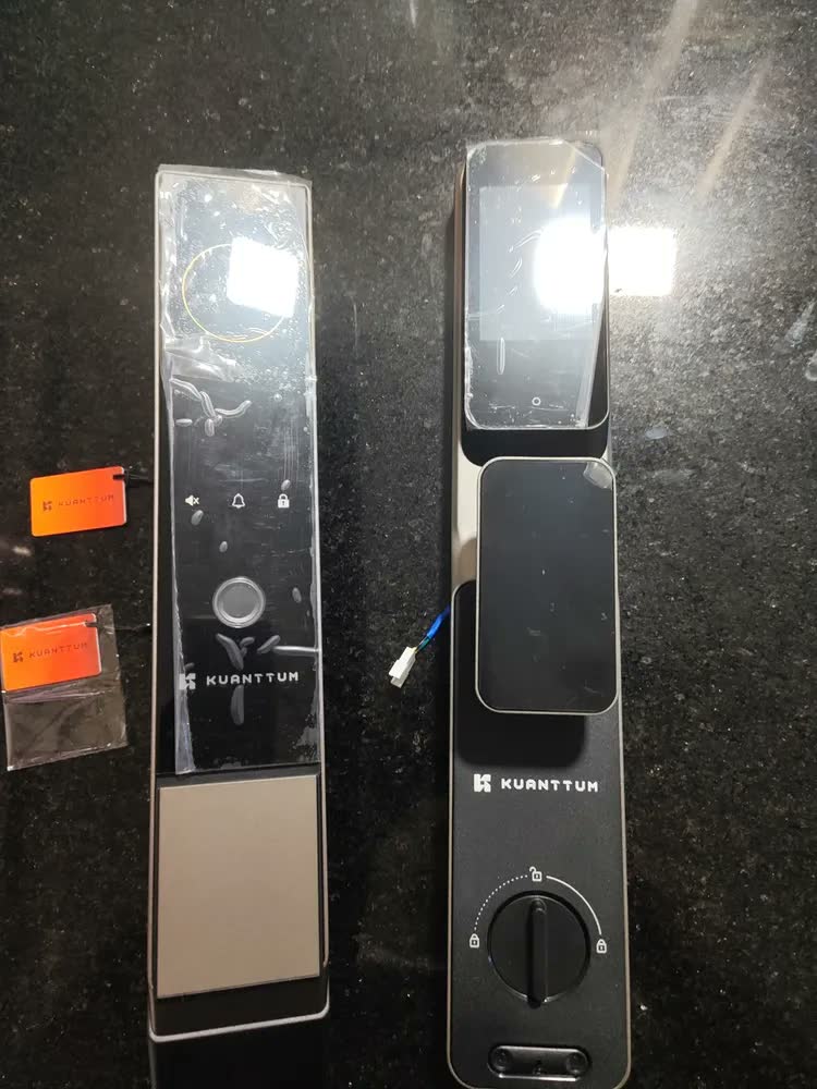foto de Fechadura Digital Kuanttum Omega com Reconhecimento Facial e Wi-Fi para Portas de Madeira