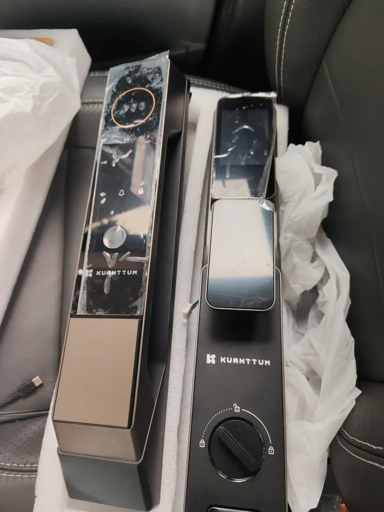 foto de Fechadura Digital Kuanttum Omega com Reconhecimento Facial e Wi-Fi para Portas de Madeira