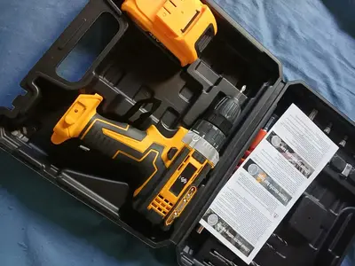 foto de Parafusadeira Furadeira C/ 2 Baterias Maleta Kit Completo Led Eixo Flexível Vários Níveis Torque Simake