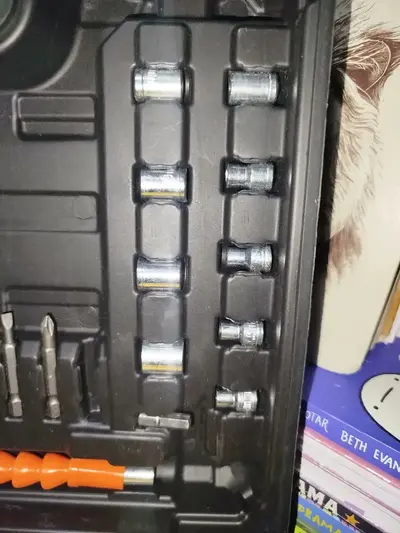 foto de Parafusadeira Furadeira C/ 2 Baterias Maleta Kit Completo Led Eixo Flexível Vários Níveis Torque Simake