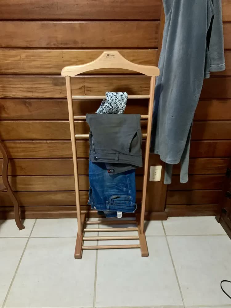 foto de Cabideiro Valet Porta Terno De Chão De Madeira Envernizada Cor Eucalipto