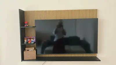 foto de Painel De Tv 50 Polegadas Moderno 135x90cm Três Prateleiras