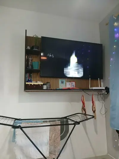 foto de Painel De Tv 50 Polegadas Moderno 135x90cm Três Prateleiras