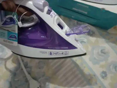 foto de Ferro De Passar Roupa À Seco Ou Vapor Black Decker Fx1050 Roxo 127V