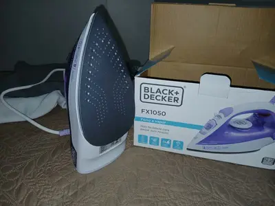 foto de Ferro De Passar Roupa À Seco Ou Vapor Black Decker Fx1050 Roxo 127V