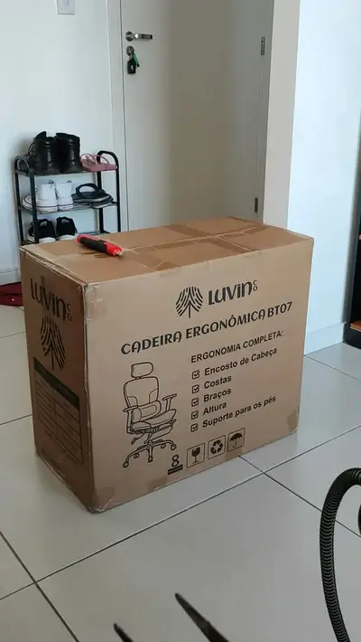 foto de Cadeira De Escritório Ergonômica Mônaco WT07 Luvinco Malha Respirável Com Suporte Lombar Adaptável Apoio Para Pés Retrátil Encosto Ajustável Seis Posições Cor Cinza Suporta 200kg