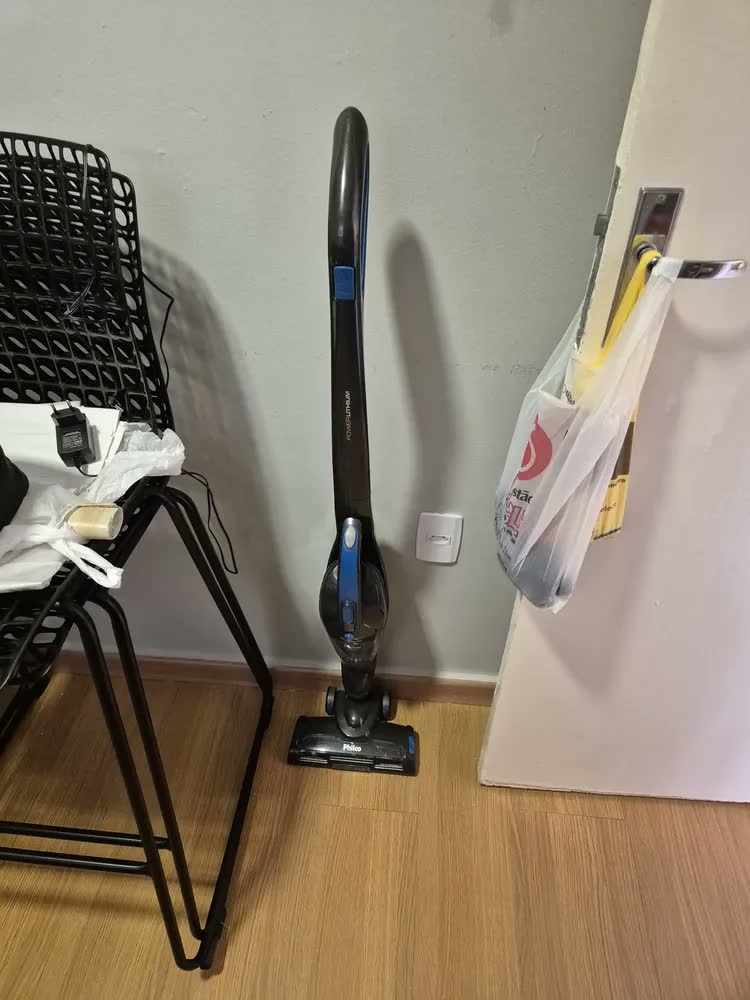 foto de Aspirador de Pó Vertical Philco PAS56 Sem Fio 2 em 1 para Casa com Bateria de Lítio