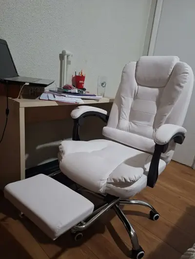 foto de Cadeira De Escritório Itália Presidente Ergonômica Couro Sintético Encosto Ajustável Com Trava E Apoio Para Pés Cor Branca Luvinco