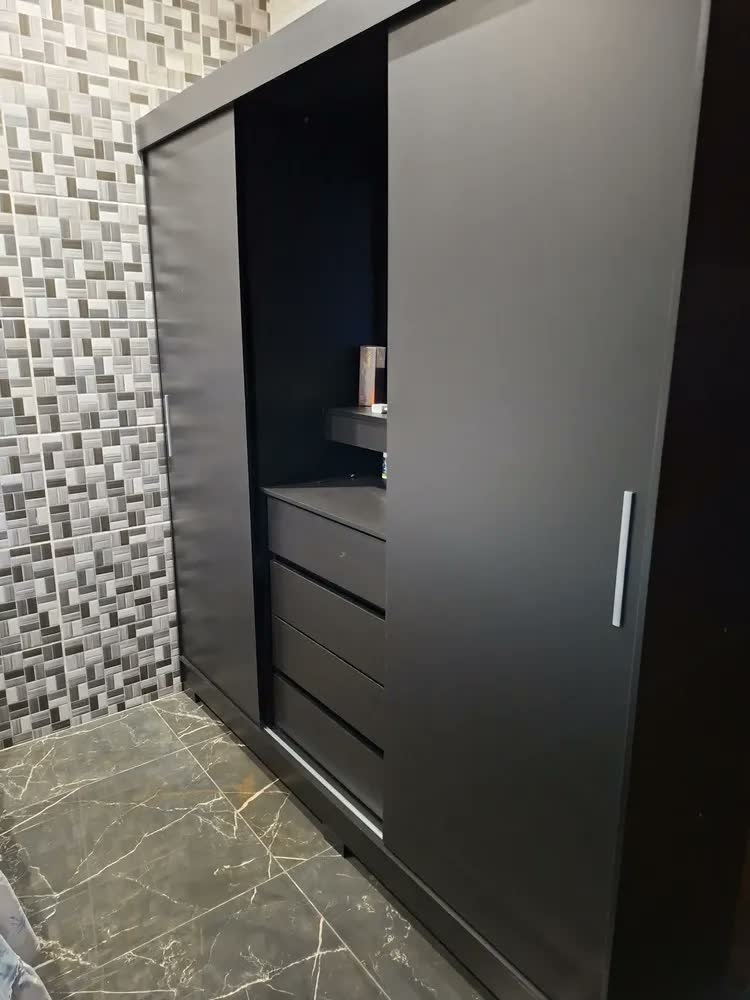 foto de Guarda-roupa Italo Casal 2 Portas De Correr Com Espelho e Porta Jóia Cor Preto Fosco