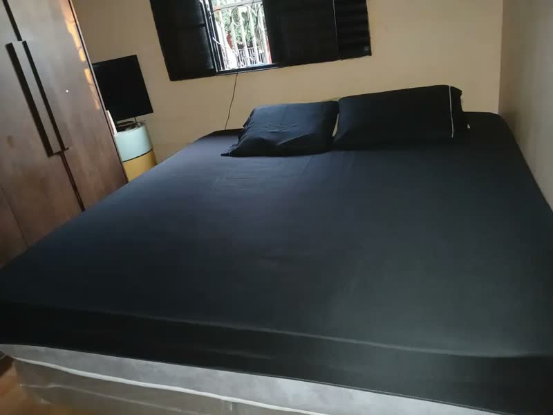 foto de Jogo De Lençol 3 Peças Queen Padrão C/ Elástico 400 Fios Fronha Ponto Palito Super Macio Hotel Luxu Cor Preto Premium