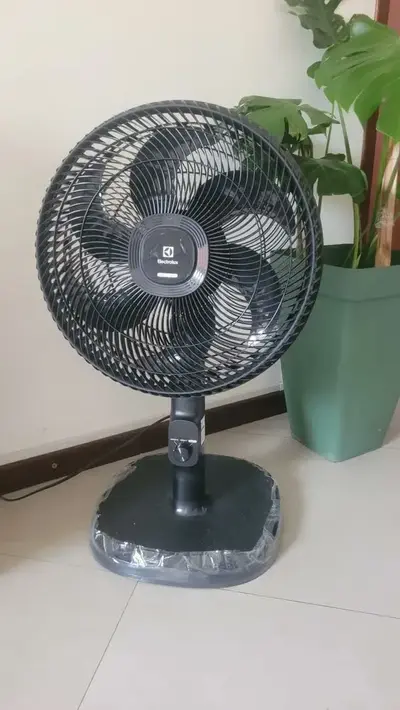 foto de Ventilador Coluna Electrolux 40cm 6 Pás Cinza Efs40 47 Cm 60 Hz Grafite Preto Plástico 6