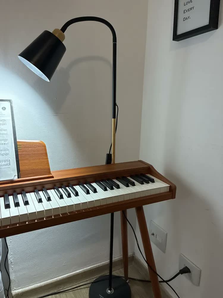 foto de Luminária Abajur Metal Articulada Pedestal Chão Coluna Leitura Cúpula Branco Flexivel 1,6m 110v 220v Bravvi