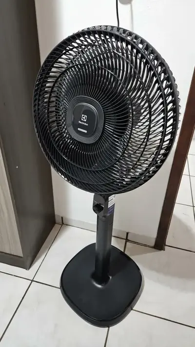 foto de Ventilador Coluna Torre ou mesa Electrolux 40cm 6 Pás silencioso 3 velocidades com inclinação Duoforce Air+ EFS40 Preto