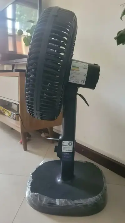 foto de Ventilador Coluna Torre ou mesa Electrolux 40cm 6 Pás silencioso 3 velocidades com inclinação Duoforce Air+ EFS40 Preto