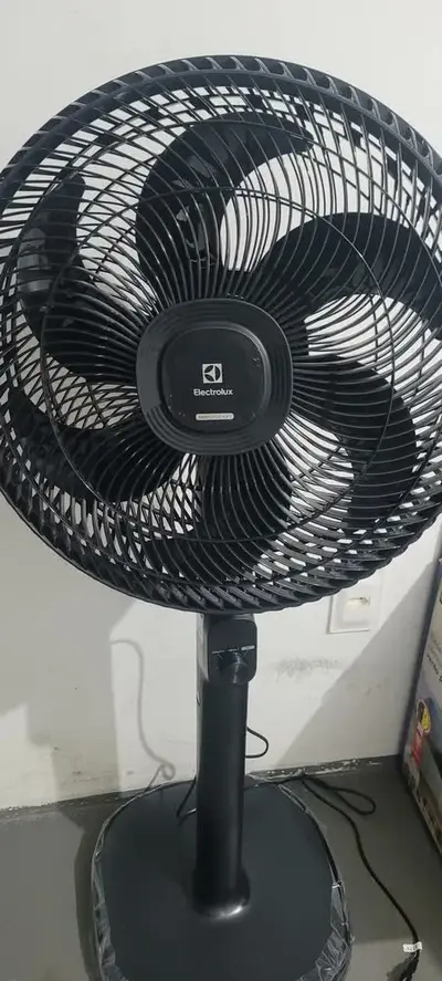 foto de Ventilador Coluna Torre ou mesa Electrolux 40cm 6 Pás silencioso 3 velocidades com inclinação Duoforce Air+ EFS40 Preto