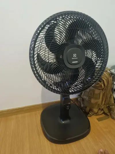foto de Ventilador Coluna Torre ou mesa Electrolux 40cm 6 Pás silencioso 3 velocidades com inclinação Duoforce Air+ EFS40 Preto