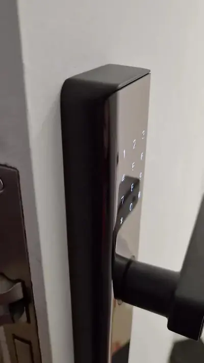 foto de Fechadura Digital Kuanttum Delta Pro Wi-Fi para Porta de Madeira com Biometria e Senha