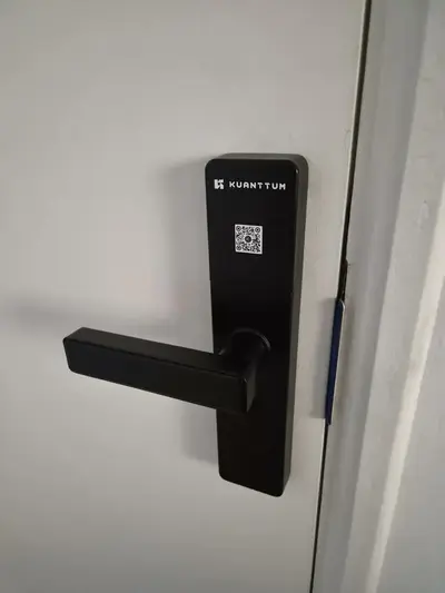 foto de Fechadura Digital Kuanttum Delta Pro Wi-Fi para Porta de Madeira com Biometria e Senha