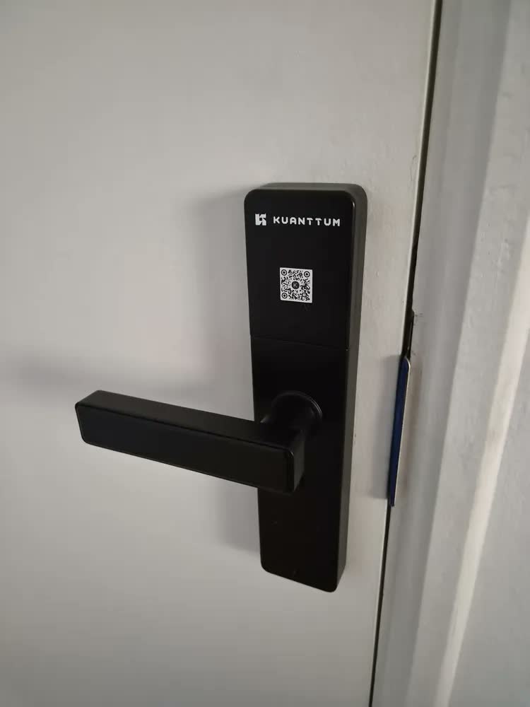 foto de Fechadura Digital Kuanttum Delta Pro Wi-Fi para Porta de Madeira com Biometria e Senha