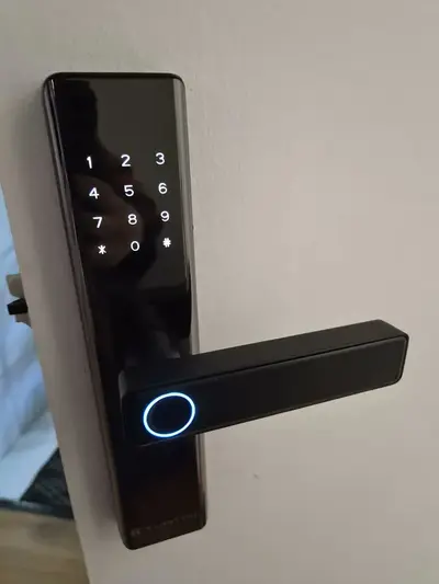 foto de Fechadura Digital Kuanttum Delta Pro Wi-Fi para Porta de Madeira com Biometria e Senha