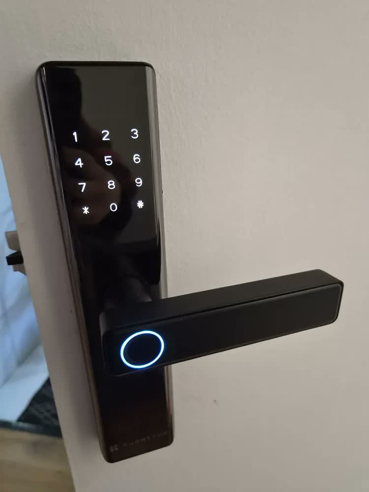 foto de Fechadura Digital Kuanttum Delta Pro Wi-Fi para Porta de Madeira com Biometria e Senha