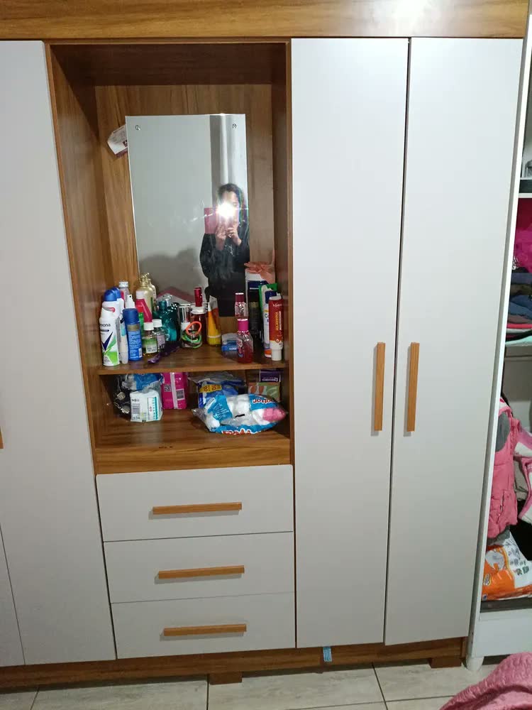 foto de Guarda Roupa Casal 4 Portas Roupeiro Com Gavetas E Espelho Cor Freijó Com Off White