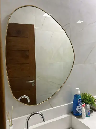 foto de Espelho Decorativo Organico Com Borda Em Lamina De Madeira G Moldura Sumauma