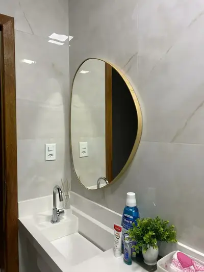 foto de Espelho Decorativo Organico Com Borda Em Lamina De Madeira G Moldura Sumauma