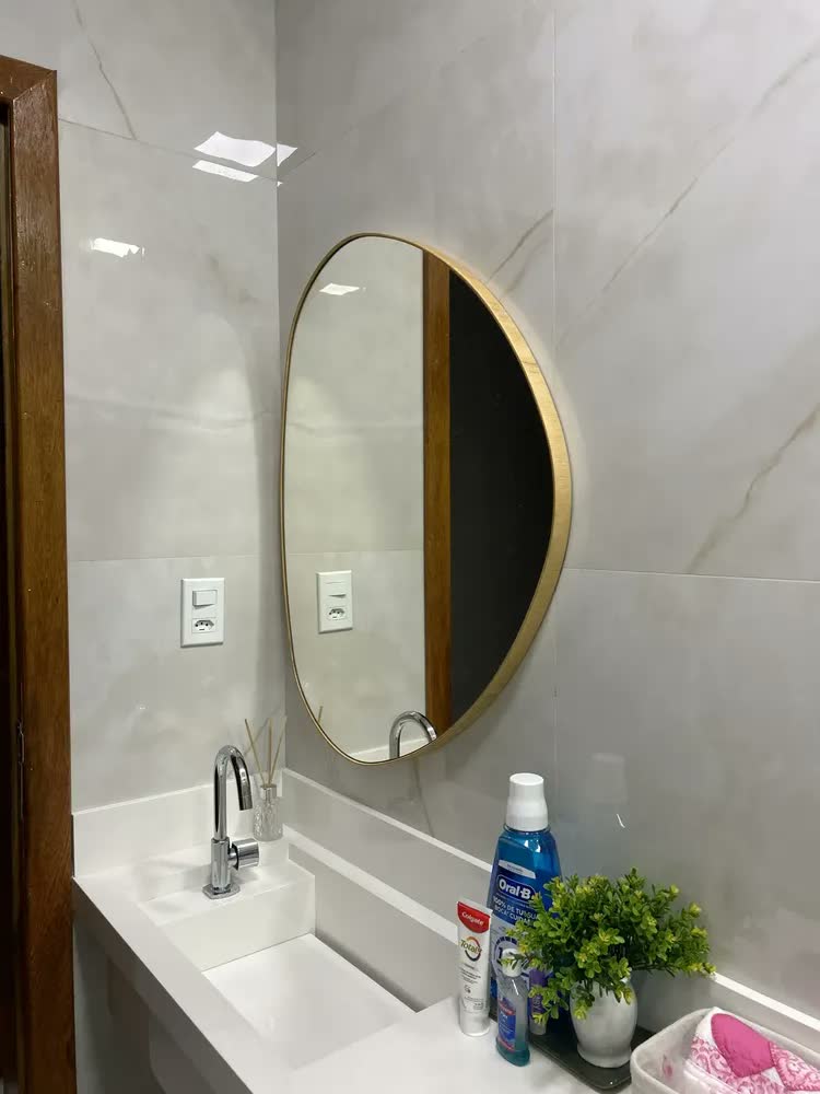 foto de Espelho Decorativo Organico Com Borda Em Lamina De Madeira G Moldura Sumauma