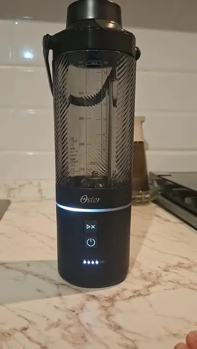 foto de Liquidificador portátil Oster, Gomax, capacidade de 590 ml