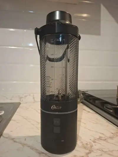 foto de Liquidificador portátil Oster, Gomax, capacidade de 590 ml