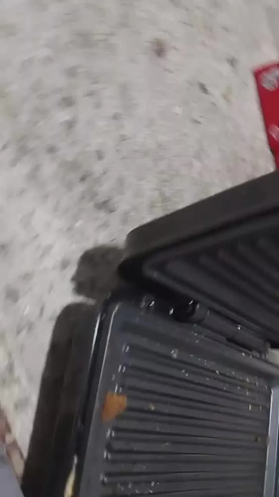 foto de Sanduicheira Elétrica Grill Unitemmi Preto Antiaderente 750W