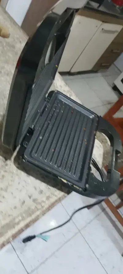 foto de Sanduicheira Elétrica Grill Unitemmi Preto Antiaderente 750W