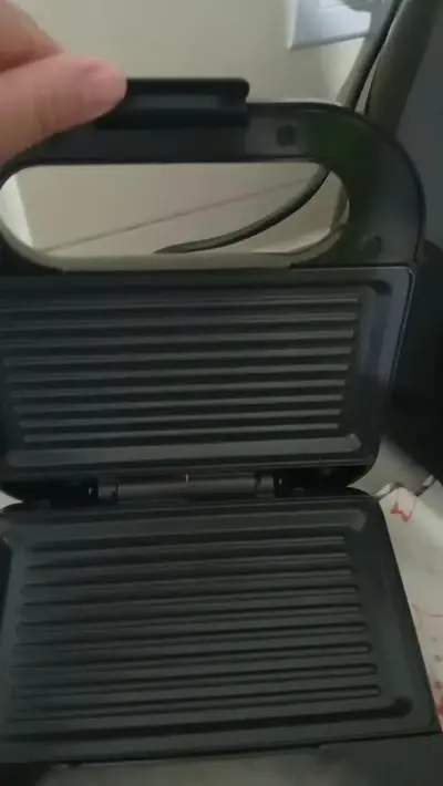 foto de Sanduicheira Elétrica Grill Unitemmi Preto Antiaderente 750W