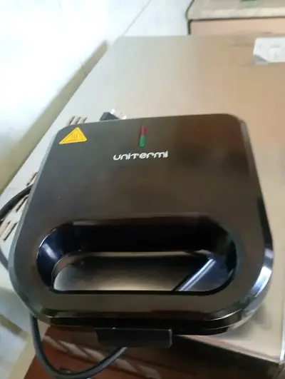 foto de Sanduicheira Elétrica Grill Unitemmi Preto Antiaderente 750W