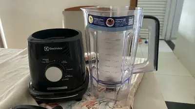 foto de Liquidificador Electrolux 1300W de Potência com 3.2 Litros de Capacidade 12 Velocidades 6 Lâmina TriForce e Pés Antiderrapantes EBL1300 Preto