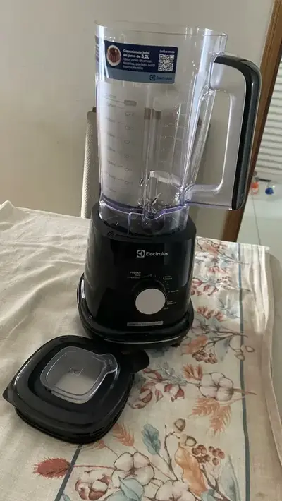 foto de Liquidificador Electrolux 1300W de Potência com 3.2 Litros de Capacidade 12 Velocidades 6 Lâmina TriForce e Pés Antiderrapantes EBL1300 Preto