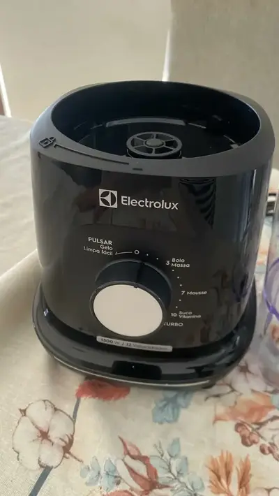 foto de Liquidificador Electrolux 1300W de Potência com 3.2 Litros de Capacidade 12 Velocidades 6 Lâmina TriForce e Pés Antiderrapantes EBL1300 Preto