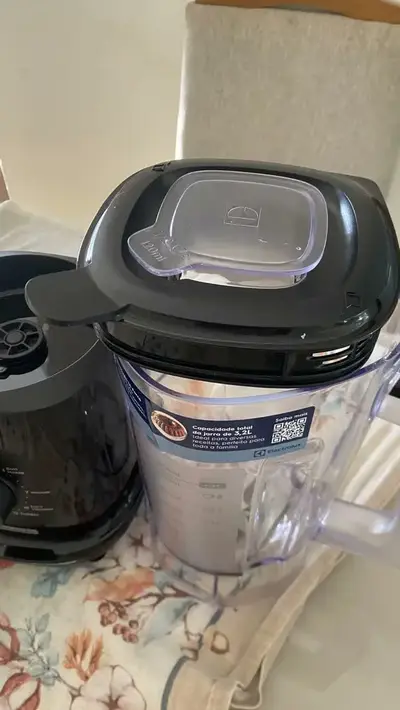 foto de Liquidificador Electrolux 1300W de Potência com 3.2 Litros de Capacidade 12 Velocidades 6 Lâmina TriForce e Pés Antiderrapantes EBL1300 Preto