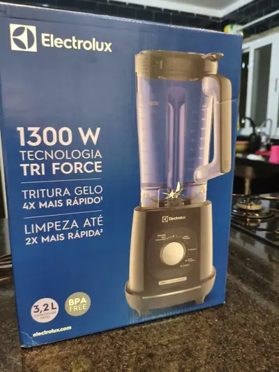 foto de Liquidificador Electrolux 1300W de Potência com 3.2 Litros de Capacidade 12 Velocidades 6 Lâmina TriForce e Pés Antiderrapantes EBL1300 Preto