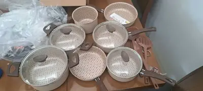 foto de Jogo De Panelas 10 Peças Antiaderente Teflon ivory – Linha Familiar Para Cozinha Completa, Ideal Para Fritura, Arroz, Vapor – Alumínio Com Tampa De Vidro – Fogão Gás Elétrico