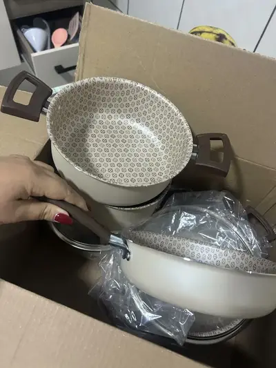 foto de Jogo De Panelas 10 Peças Antiaderente Teflon ivory – Linha Familiar Para Cozinha Completa, Ideal Para Fritura, Arroz, Vapor – Alumínio Com Tampa De Vidro – Fogão Gás Elétrico
