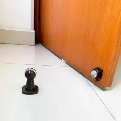 foto de Prendedor Magnético De Porta Batedor Trava Porta Cor Marrom