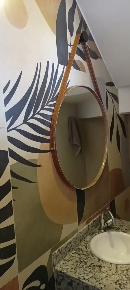 foto de Espelho Redondo 60cm Adnet Alça de Couro Preto Dupla Costura e Suporte em Alumínio Quarto, Banheiro, Sala MF901